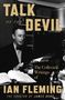 „Talk of the Devil“ und „Ian Fleming, the Creator of James Bond“. Schwarz-Weiß-Foto eines Mannes an einer Schreibmaschine., Buch