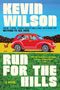 "Kevin Wilson, Run for the Hills, A Novel." Illustration: Rotes Auto mit lachenden Personen auf gelbem Feld vor Bergen, Huhn läuft.
