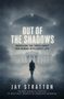 Text: "Out of the Shadows", "Revealing the Truth About Non-Human Intelligent Life", "Jay Stratton". Ein Mann vor einem nebligen Gebäude.