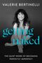 VALERIE BERTINELLI, getting naked, THE QUIET WORK OF BECOMING PERFECTLY IMPERFECT. Frau lächelt mit verschränkten Beinen., Buch
