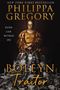 Oben: "Philippa Gregory"; links: "Sister. Liar. Witness. Spy."; unten: "Boleyn Traitor". Frau in Renaissance-Gewand, mit Maske., Buch