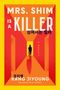 MRS. SHIM IS A KILLER. A Novel. Silhouette einer Person im gelben Gang auf orange-rotem Hintergrund., Buch