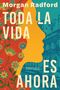 "Toda la vida es ahora" in großen Buchstaben. Blumenmuster links, rechts ein Gebäude und eine gelbe Silhouette.
