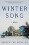 "WINTER SONG. A Novel. Rebeca Lee Morales." Verschneite Kleinstadtstraße mit bunten Häusern und einem Bus im Schnee.
