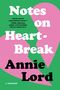 „Notes on Heartbreak“ von Annie Lord. Zitat von Dolly Alderton. Rosafarbenes Herz auf grünem Hintergrund.