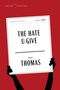 Buchcover mit rotem Hintergrund: "THE HATE U GIVE" von Angie Thomas, oben "Published 2017". Silhouetten von Händen halten das Schild., Buch