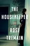"The Housekeeper. A Novel. Rose Tremain." Frau in einem langen Kleid steht nachdenklich am Fenster mit Blick auf Bäume.