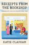 "Receipts from the Bookshop" von Katie Clapham. Szene vor einem farbenfrohen Buchladen mit zwei Frauen und einem Hund.