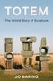 "Totem: The Untold Story of Sculpture" von Jo Baring. Drei abstrakte Skulpturen auf einer Wiese vor einem blauen Himmel., Buch