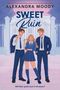 Text: Alexandra Moody, Sweet Ruin, Will their spark burn it all down? Drei Jugendliche in Schuluniformen stehen vor einem Tor.