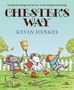 "Chester's Way" oben, "Kevin Henkes" darunter. Drei Mäuse tanzen fröhlich mit Musikinstrumenten und Besen im Garten.