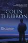 "COLIN THUBRON, Distance. Zitat: 'Masterful... one of our most compelling contemporary novelists' - Independent on Sunday." 

Ein Mann blickt in den Sternenhimmel.
