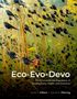 Text: "Eco-Evo-Devo: The Environmental Regulation of Development, Health, and Evolution. Scott F. Gilbert, David W. Pfennig." Hintergrund: Kaulquappen im Wasser, umgeben von Pflanzen., Buch