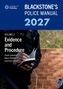 Blauer Streifen: "BLACKSTONE'S POLICE MANUAL 2027". Unten: Polizist in Uniform schreibt in Notizbuch., Buch