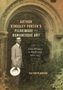„Arthur Kingsley Porter’s Pilgrimage to Romanesque Art“, „From Frontier to Modernity, 1900–1933“, von Kathryn Brush. Ein Mann in Anzug hält einen Hut vor einer romanischen Tür., Buch