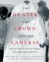 THE HUNTER, THE CROWN, AND THE CAMERAS. Schwarz-Weiß-Foto von drei Personen in Winterkleidung neben einem Schneeblock., Buch
