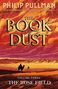 „Philip Pullman, The Book of Dust, Volume Three: The Rose Field“. Wüstenlandschaft mit zwei Kamelen im Vordergrund., Buch