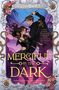 „Merciful Is the Dark“ in großen goldenen Buchstaben, darüber „Sophie Clark“. Zwei Gestalten mit Schwertern und florale Verzierungen., Buch