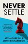 "NEVER SETTLE" steht oben. Ein rotes Schachpferd auf blauem Hintergrund unter dem Zitat von Chris Voss., Buch