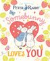 "The World of Peter Rabbit" oben, "Somebunny Loves You" zentral. Zwei Hasen kuscheln vor einem Herz, umgeben von Erdbeeren., Buch