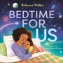 "Bedtime for Us" von Rebecca Walker, illustriert von María Díaz Perera. Eine Mutter umarmt ihr Kind im Bett unter Sternen.