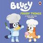 "BLUEY" oben, "FOODY THINGS" mittig. Zwei Hunde in Kochmützen, einer hält Spargel, der andere ein Eis.