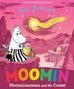 Tove Jansson. MOOMIN. Moominmamma and the Comet. Illustration: Mumin mit Tasche vor pinkem Himmel und Komet., Buch