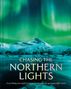 "Chasing the Northern Lights. Everything you need to know to see nature's greatest light show." Nordlicht über verschneiten Bergen.