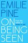 „EMILIE PINE ON BEING SEEN“ in Blau auf Hellblau, darunter „From the author of Notes to Self“., Buch
