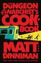 "The Dungeon Anarchist's Cookbook" in roten Buchstaben, darunter "Matt Dinniman". Ein Zug beleuchtet eine Szene mit flüchtendem Mann und Dinosaurier.