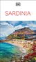 Text "SARDINIA" in Rot und "DK" Logo oben. Im Hintergrund ein Strand mit türkisfarbenem Wasser und bunte Häuser auf einem Hügel., Buch