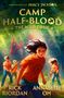"Camp Half-Blood: The Wild Zone" von Rick Riordan und Annabelle Oh. Jugendliche in orangen T-Shirts im Wald, bewaffnet., Buch