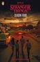 "STRANGER THINGS SEASON FOUR - THE NOVELIZATION" oben. Vier Personen gehen bei Sonnenuntergang auf eine leuchtende Straße., Buch