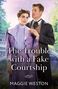 "The Trouble with a Fake Courtship" von Maggie Weston. Eine Frau im lila Kleid und ein Mann in Anzug stehen zusammen.