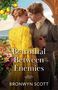 Text: "Betrothal Between Enemies" und "Bronwyn Scott". Eine Frau im gelben Kleid und ein Mann schauen sich innig an.