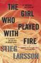 "The Girl Who Played With Fire" in schwarzem Text vor einem Hintergrund aus gelben, wirbelnden Flammenlinien.