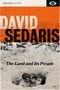 "Essays >>>>", "DAVID SEDARIS", "The Land and Its People".  
Schwarzweißfoto von zwei Menschen in einem Sandloch am Strand., Buch