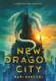 „A Friendship Born From Fire. New Dragon City. Mari Mancusi.“ Eine leuchtende Stadt, Drache auf einem Turm, Person davor.