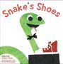 „Snake's Shoes“. Illustration: Grüne Schlange mit Fliege betrachtet roten Sneaker.