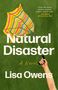 "Natural Disaster", "A Novel", "Lisa Owens". Eine Hand hält einen zerbrochenen, bunt gestreiften Regenschirm vor grünem Hintergrund.