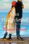 Titel: Winter Street. Autorin: Elin Hilderbrand. Zwei Menschen umarmen sich am Strand, in Winterkleidung., Buch