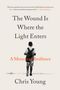 "His story opened my eyes..." – Kim Kardashian. "The Wound Is Where the Light Enters: A Memoir of Resilience" Chris Young. Ein Junge mit Rucksack.