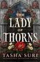 „The Lady of Thorns“ von Tasha Suri. Blumen und gotische Architektur mit imposanter Kirche, rote und weiße Rosen.