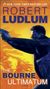 "ROBERT LUDLUM THE BOURNE ULTIMATUM A NOVEL" zeigt einen Mann mit Waffe vor gelbem Himmel und Palmen.