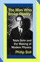 "The Man Who Broke Reality: Niels Bohr and the Making of Modern Physics" von Philip Ball. Foto von Niels Bohr vor Tafel.