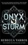 „ONYX STORM“ in großen Buchstaben, darüber: „FULL OF ACTION...“ Zitat von „DAILY MIRROR“. Ein Drache fliegt vor einem Vollmond., Buch