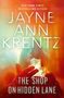 Titel: The Shop on Hidden Lane. Autorin: Jayne Ann Krentz. Hintergrund in warmen, verschwommenen Farben; Hände halten Kristall., Buch
