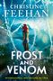 „Christine Feehan“, „Frost and Venom“. Rote Haare, Berge, See, Kältetautropfen auf Spinnennetz. Mystische Atmosphäre.