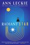 „RADIANT STAR“ von Ann Leckie. Zitat von John Scalzi. Abstrakte, blaue und gelbe geometrische Elemente.