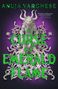 „A Curse of Emerald Flame“, Anuja Varghese, ein fiktives Wesen mit Widderhörnern umgeben von floralen Ornamenten.